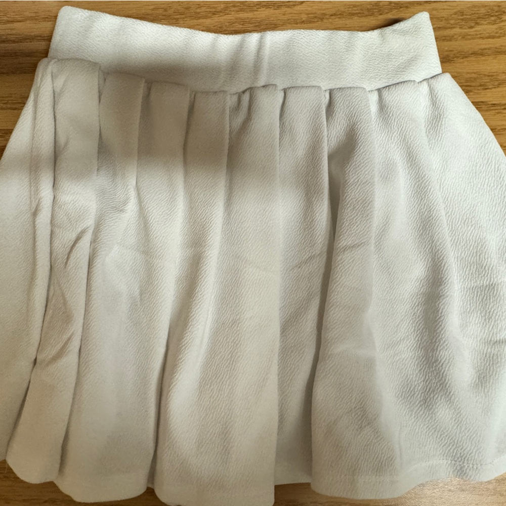 White pleated mini skirt